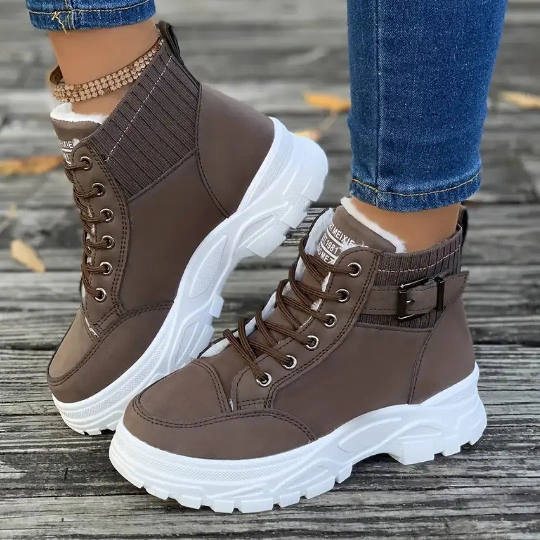 Synthetic leather ankle boots with lace-up closure and padded collar, chunky sole, women
