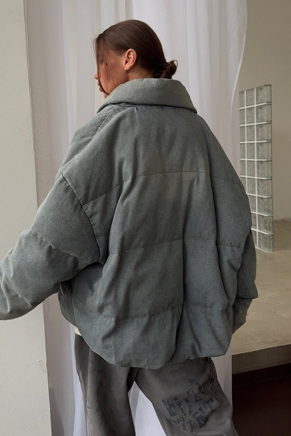 Padded jacket with relaxed shoulders and wide sleeves, oversized fit, women, indoor view