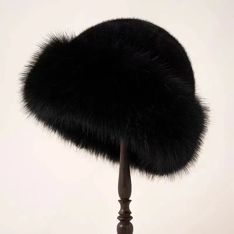 Soft material winter hat with rounded silhouette and thick brim, casual fit, women
